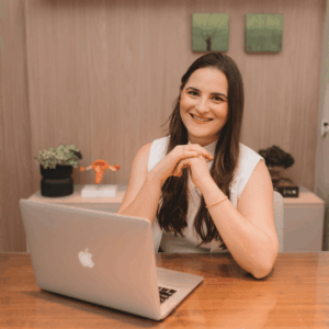 Fellowship em Cirurgia Ginecológica e Oncoginecologia, desenvolvendo experiência no tratamento cirúrgico de diversas condições ginecológicas. Atuação clínica e cirúrgica, é sócia fundadora da MeninMed Saúde e Bem-Estar.